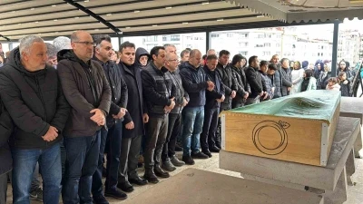 Halı sahada kalp krizi ge&ccedil;iren &ouml;ğretmen hayatını kaybetti
