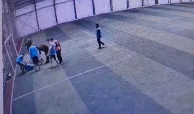 Halı sahada y&uuml;rek yakan &ouml;l&uuml;m: Kaleci top darbesi sonrası hayatını kaybetti
