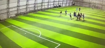 Halı sahadaki tekme tokatlı kavga kameraya yansıdı
