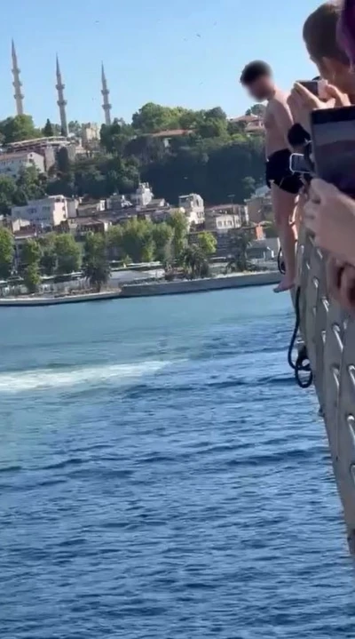 Hali&ccedil; K&ouml;pr&uuml;s&uuml;&rsquo;nde gen&ccedil;lerin tehlikeli atlayışı kamerada
