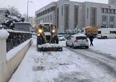 Haliliye Belediyesi ekiplerinden karla yoğun m&uuml;cadelede

