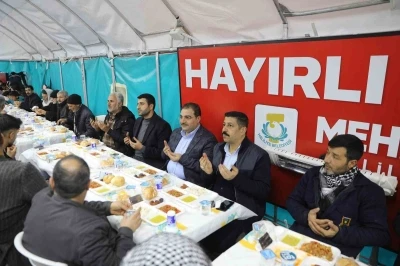 Haliliye&rsquo;de kurulan iftar &ccedil;adırında y&uuml;zlerce vatandaş aynı sofrada buluştu
