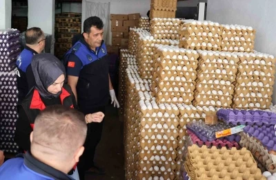 Haliliye&rsquo;de sağlıksız depoya baskın: 5 bin koli yumurta imha edildi
