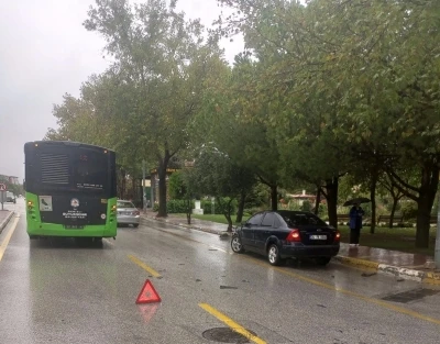 Halk otobüslerinin biri bozuldu, diğeri kaza yaptı
