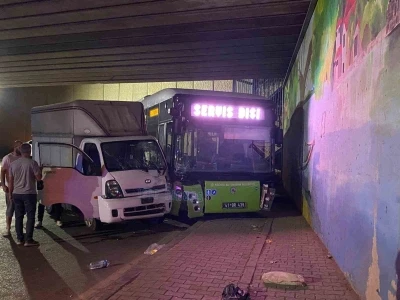 Halk otobüsü ile kamyonet çarpıştı: 2 yaralı
