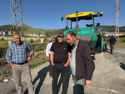 Hamamlı k&ouml;y&uuml; sıcak asfaltla buluşuyor: Sarıkamış&rsquo;ta ulaşım konforu artıyor
