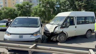 Hamile eşini hastaneye g&ouml;t&uuml;r&uuml;rken kaza yapan araca &ccedil;arptı: 3 yaralı
