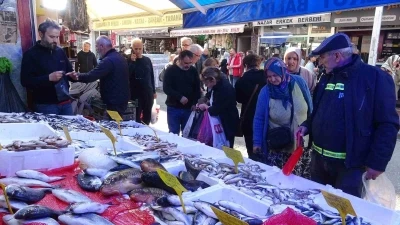 Hamsini kilosu 300 TL’den 100 TL’ye düştü: Kapış kapış gitti
