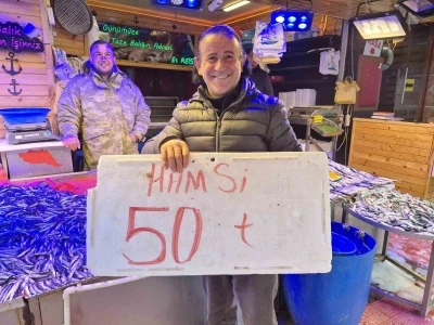 Hamsinin fiyatı 50 TL&rsquo;ye kadar d&uuml;şt&uuml;, balık satışları hızlandı
