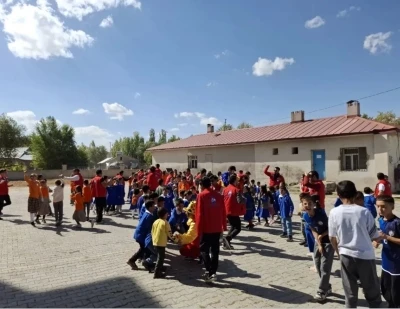 Hamur’da Damla Gönüllülük Hareketi projesi gençlerle buluştu
