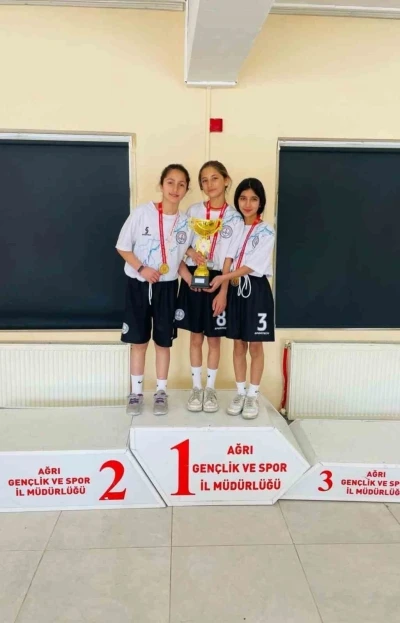 Hamur&rsquo;da masa tenisi k&uuml;&ccedil;&uuml;kler il&ccedil;e m&uuml;sabakaları tamamlandı
