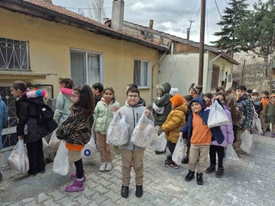 Har&ccedil;lıklarını biriktirip yaşlıların g&ouml;n&uuml;llerini ısıttılar
