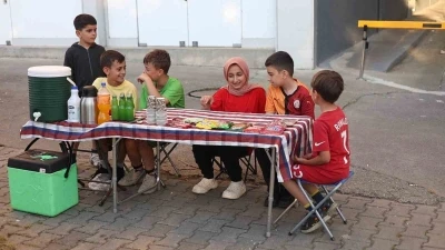 Har&ccedil;lıklarını yolun kenarında kurdukları tezgahta alın teriyle kazandılar
