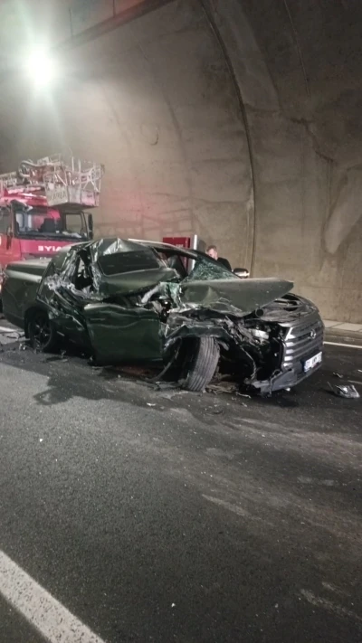 Hasankeyf tünelinde tıra arkadan çarpan pikap hurdaya döndü
