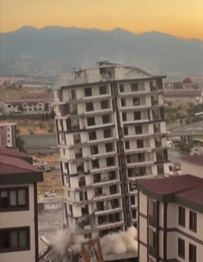 Hasarlı bina yıkıldı
