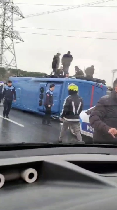 Hasdal yolu Kemerburgaz istikametinde cezaevi aracı devrildi. İhbar sonrası b&ouml;lgeye &ccedil;ok sayıda ekip sevk edildi.
