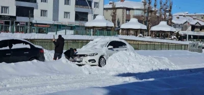 Hask&ouml;y&rsquo;de ara&ccedil;lar kar altında kayboldu
