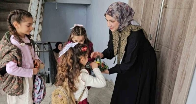 Hask&ouml;y&rsquo;de bayram geleneği s&uuml;r&uuml;yor: &Ccedil;ocuklar kapı kapı şeker topladı
