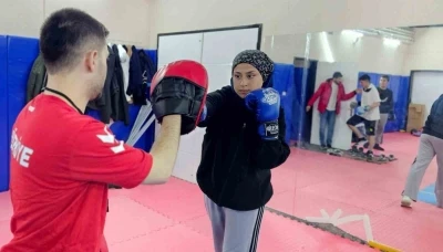 Hask&ouml;y&rsquo;de boks yapan tek kızın en b&uuml;y&uuml;k destek&ccedil;isi babası oldu
