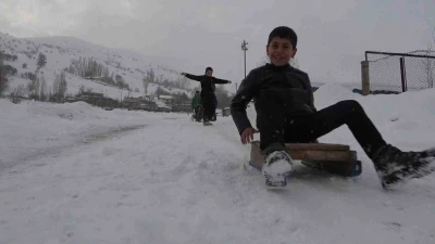 Hask&ouml;y&rsquo;de &ccedil;ocuklar karın keyfini kayarak &ccedil;ıkardı
