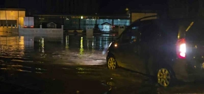 Hask&ouml;y&rsquo;de sağanak ve eriyen kar su baskınlarına neden oldu
