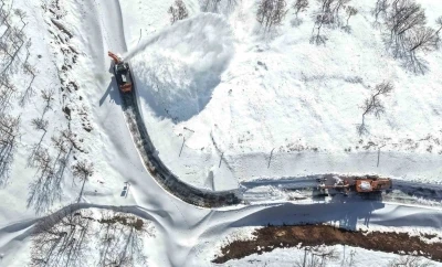 Hask&ouml;y-Mutki g&uuml;venlik yolunda &ccedil;ığ riskine rağmen karla m&uuml;cadele s&uuml;r&uuml;yor
