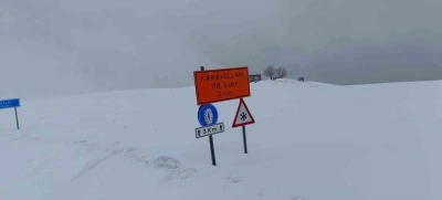 Hask&ouml;y-Mutki yolu kar ve tipi nedeniyle ulaşıma kapatıldı
