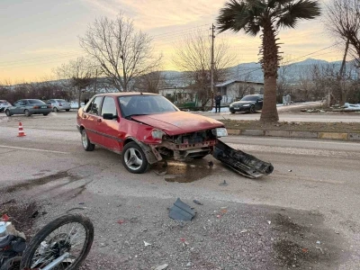 Hassa&rsquo;da otomobille &ccedil;arpışan motosikletin s&uuml;r&uuml;c&uuml;s&uuml; yaralandı
