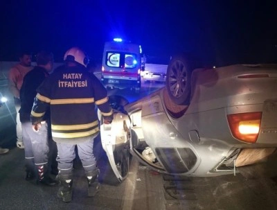 Hassa&rsquo;da ters d&ouml;nen otomobilin s&uuml;r&uuml;c&uuml;s&uuml; yaralandı