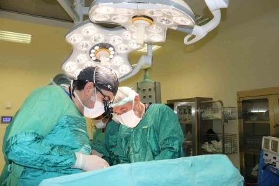 Hasta kadının karnından 15 kilo tümör çıkarıldı
