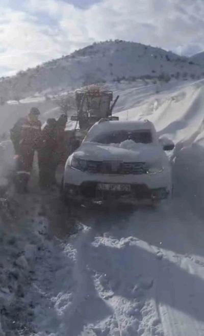 Hasta nakli yapan ara&ccedil; karda mahsur kaldı
