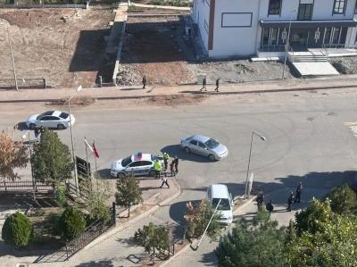 Hastane bahçesine girmek isteyen sürücü refüje çıktı
