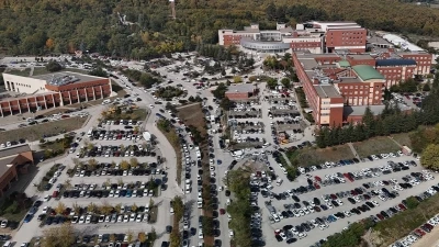 Hastane çevresinde yol kenarına gelişigüzel park eden araçlar ulaşımı aksatıyor
