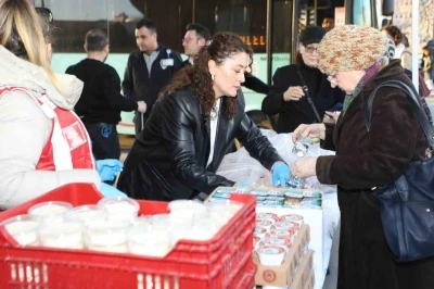 Hastane &ouml;n&uuml;nde iftar yemeği dağıtıldı
