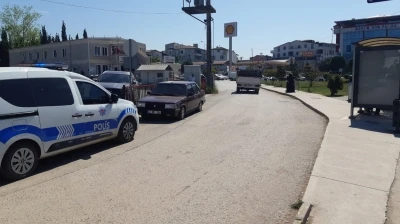 Hastane &ouml;n&uuml;nde tartıştığı kadını bı&ccedil;akladı
