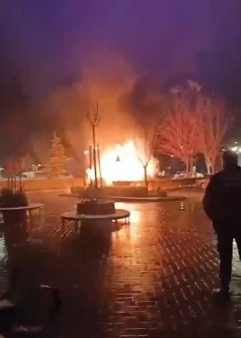 Hastane otoparkında 2 otomobilin k&uuml;le d&ouml;nd&uuml;ğ&uuml; yangın anı kamerada
