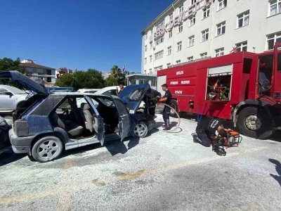 Hastane otoparkında park halindeki otomobil yanarak kullanılamaz hale geldi
