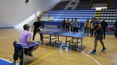 Hastane personeli masa tenisinde h&uuml;nerlerini sergiledi
