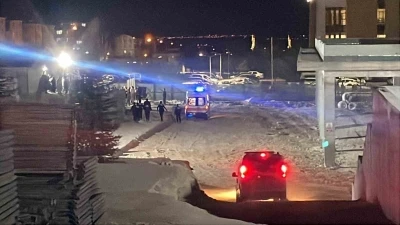 Hastane şantiyesinde bıçaklı kavga: 1’i ağır 4 yaralı
