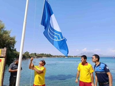 Hastanealtı Plajı&rsquo;nda Mavi Bayrak yeniden g&ouml;nderde
