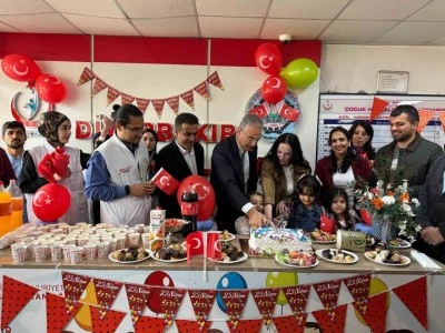 Hastanede 23 Nisan coşkusu: Minik hastalara s&uuml;rpriz bayram etkinliği