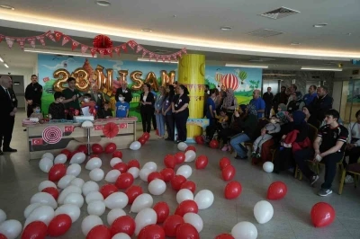 Hastanede 23 Nisan sevinci: Minik kahramanların y&uuml;z&uuml; g&uuml;ld&uuml;
