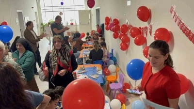 Hastanede tedavi g&ouml;ren &ccedil;ocuklara 23 Nisan s&uuml;rprizi
