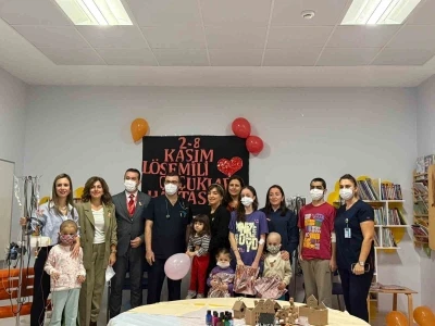 Hastanede tedavi g&ouml;ren &ccedil;ocuklara &uuml;niversitelilerden "moral" desteği
