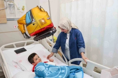 Hastanede tedavi g&ouml;ren &ccedil;ocuklarla sevindiren hediyeler
