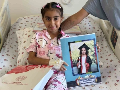 Hastanedeki sınıf ve odalarında karne sevinci yaşadılar
