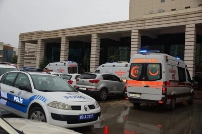 Hastaneye doğuma gelen kadın, önce polis zoruyla kocasını hastaneden kovdurdu sonra doğumhaneye gitti

