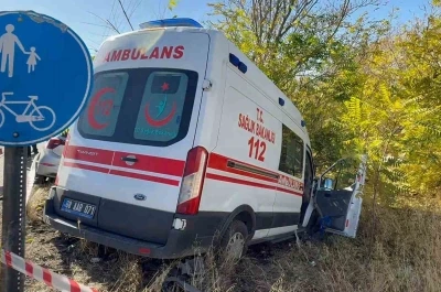 Hastaneye giden doktorun aracı ile hasta taşıyan ambulans çarpıştı: 1’i doktor 7 yaralı
