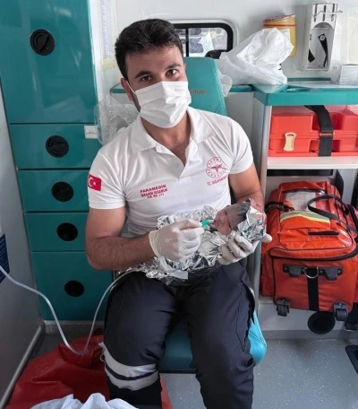 Hastaneye götürülürken ambulansta doğum yaptı
