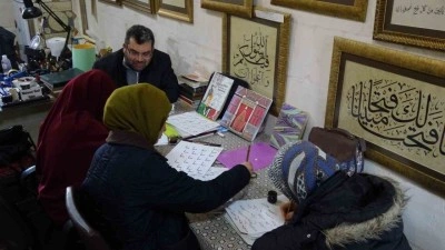 Hat sanat&ccedil;ısı yeni &ouml;ğrenciler yetiştiriyor